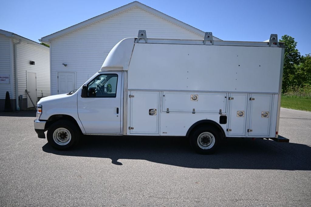 2022 Ford E-350SD Base Cutaway