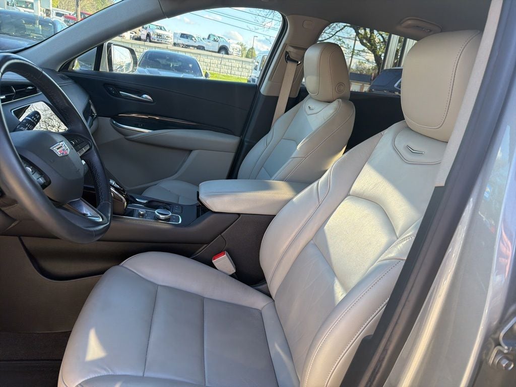 2023 Cadillac XT4 Premium Luxury