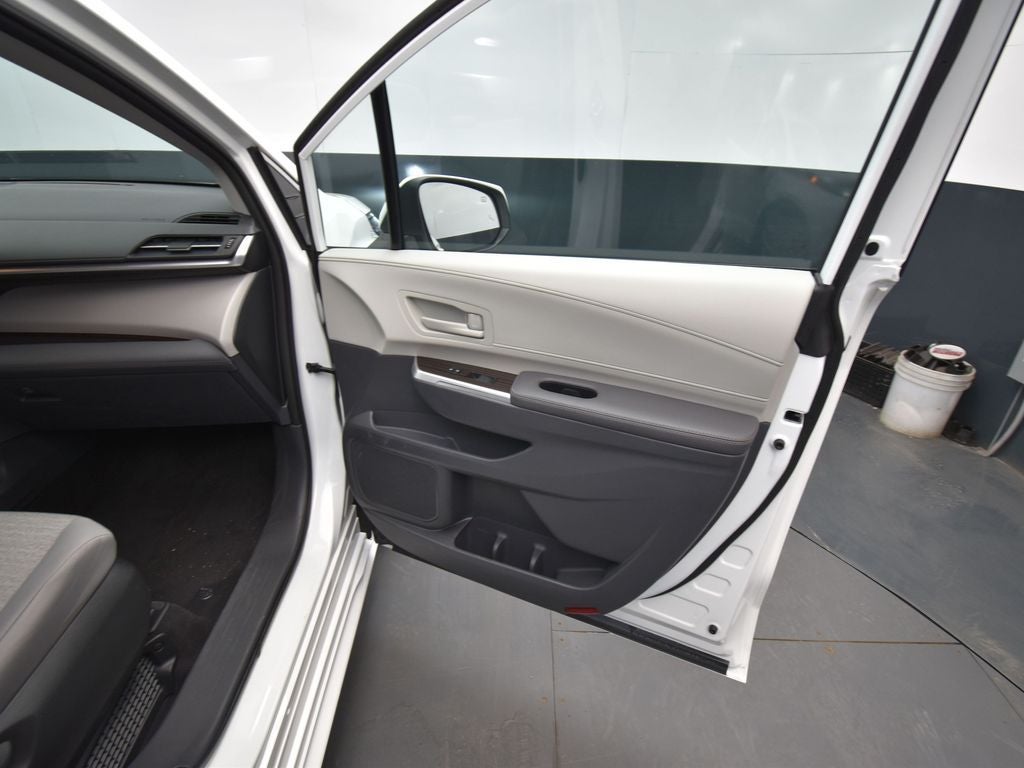 2023 Toyota Sienna LE 8 Passenger