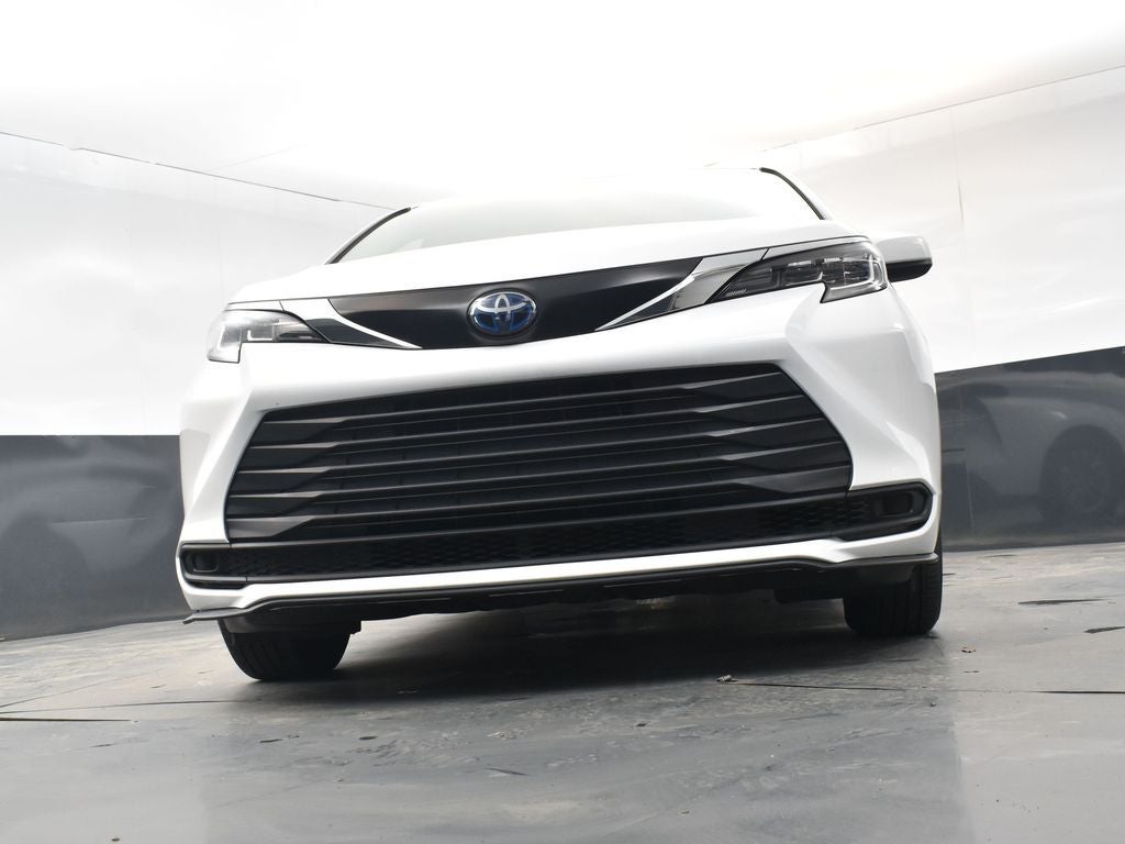 2023 Toyota Sienna LE 8 Passenger
