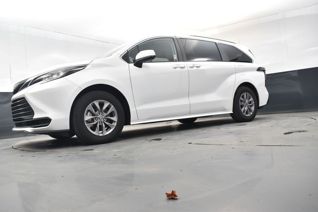 2023 Toyota Sienna LE 8 Passenger