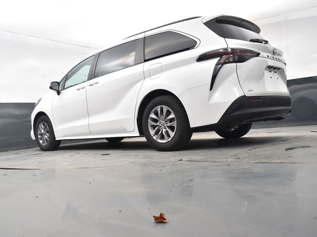 2023 Toyota Sienna LE 8 Passenger