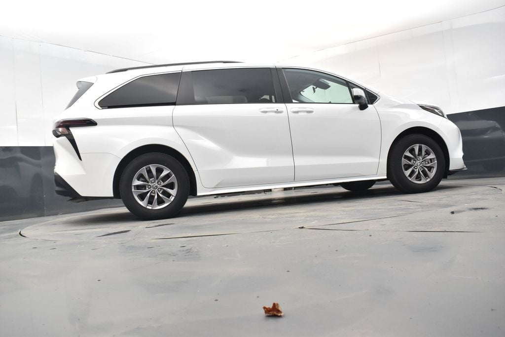 2023 Toyota Sienna LE 8 Passenger