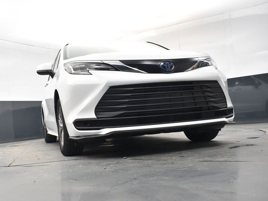 2023 Toyota Sienna LE 8 Passenger