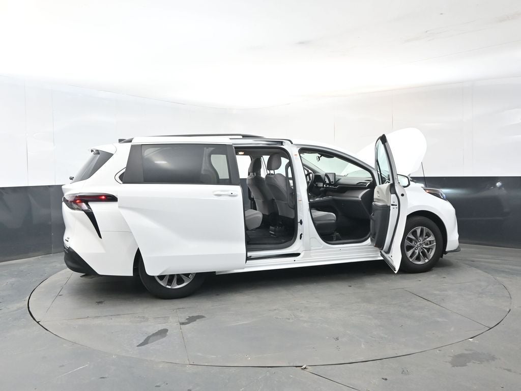 2023 Toyota Sienna LE 8 Passenger