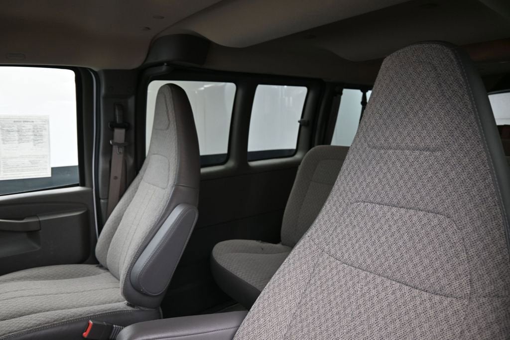 2025 Chevrolet Express Passenger 1LT