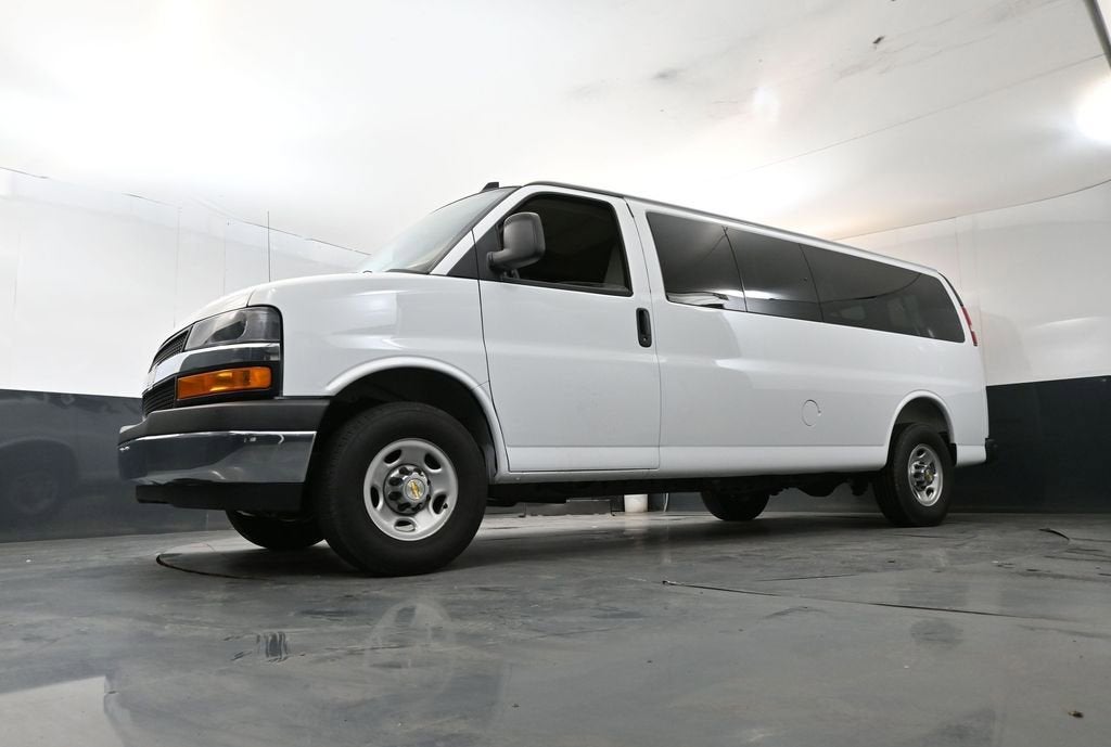 2025 Chevrolet Express Passenger 1LT