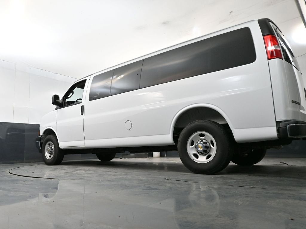 2025 Chevrolet Express Passenger 1LT