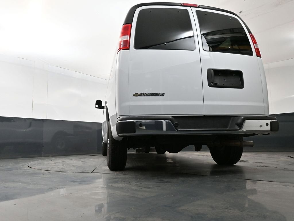 2025 Chevrolet Express Passenger 1LT
