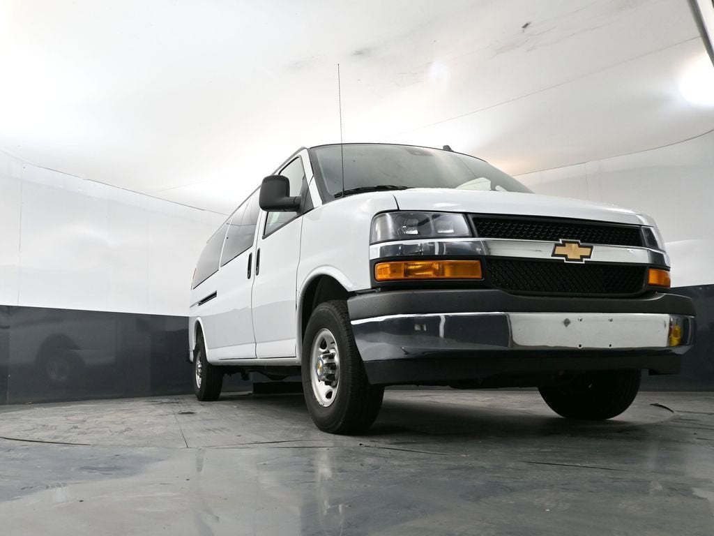 2025 Chevrolet Express Passenger 1LT