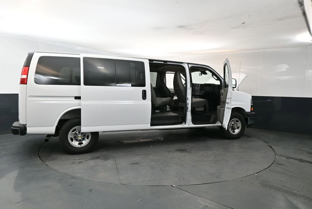 2025 Chevrolet Express Passenger 1LT