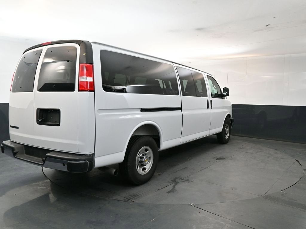 2025 Chevrolet Express Passenger 1LT