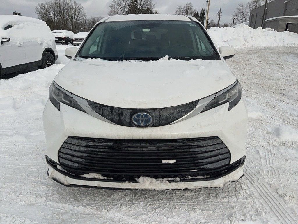 2023 Toyota Sienna LE